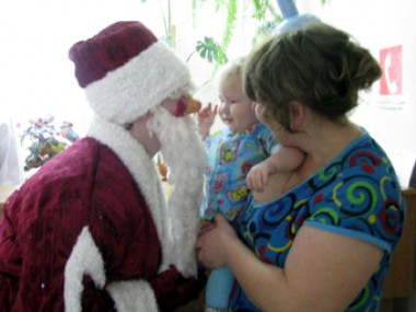 Детское отделение больницы посетили Дед Мороз со Снегурочкой